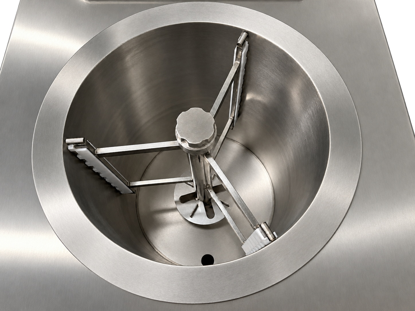 Close view of the vessel and mixing assembly